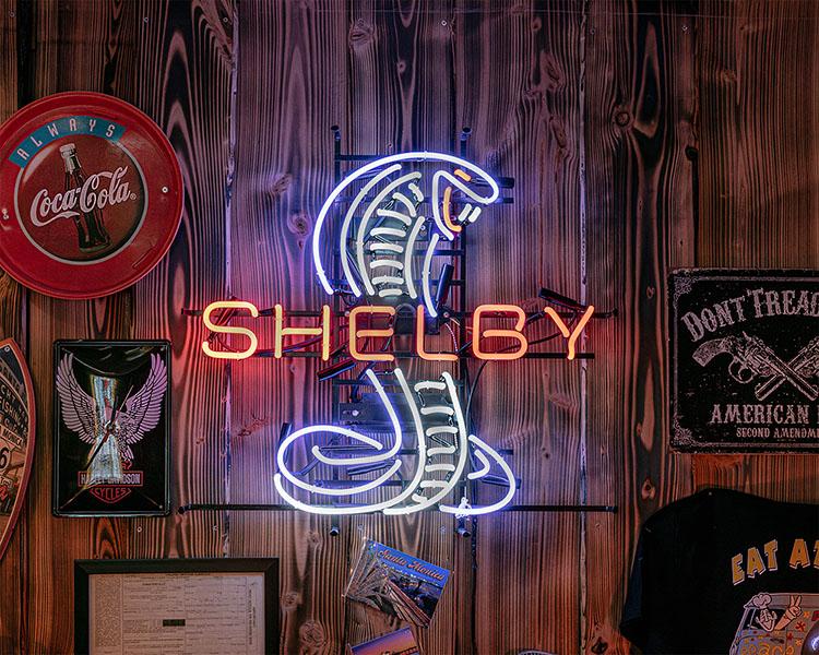 Mustang Sallys bar og diner Shelby skilt