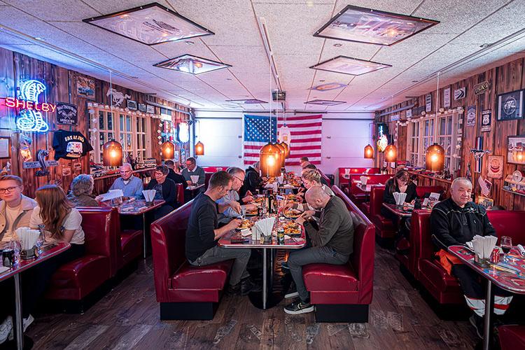 Mustang Sally’s Bar og Diner Klub – Amerikansk dinerkultur og bilhistorie