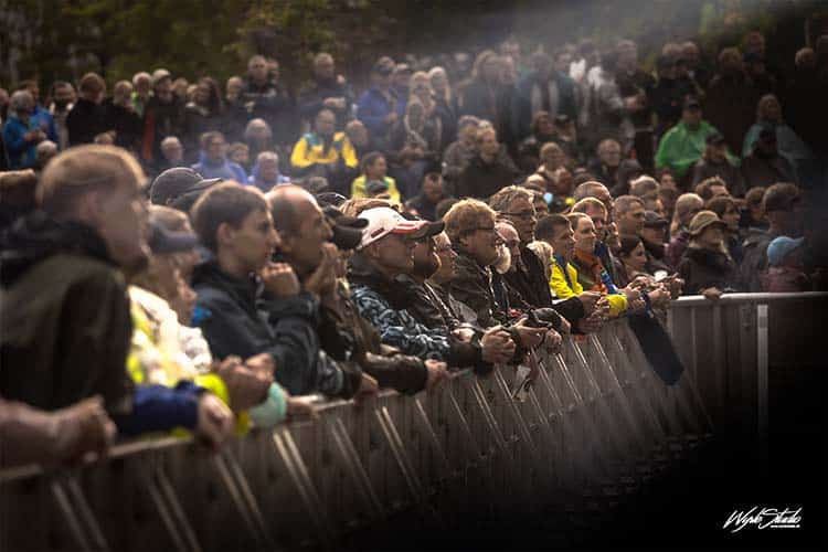 Toto i Friheden publikum foran scenen