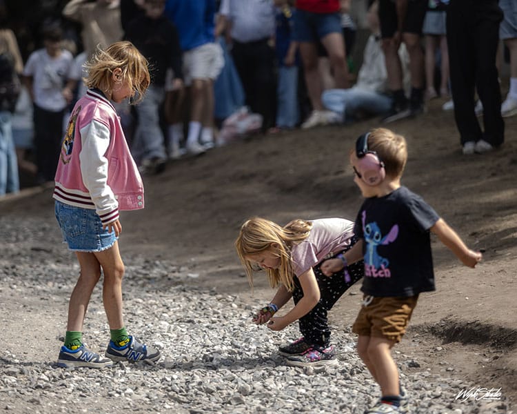 Søndag på Smukfest - børn leger