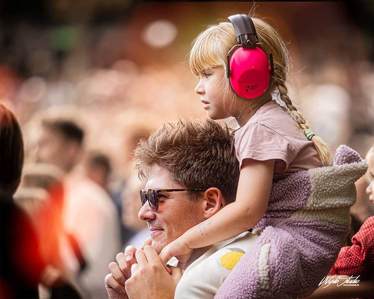 Søndag på Smukfest - pige med høreværn