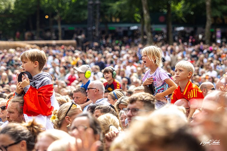 Smukfest slutter af i ro og mag: Familier og danske stjerner dominerer søndagen