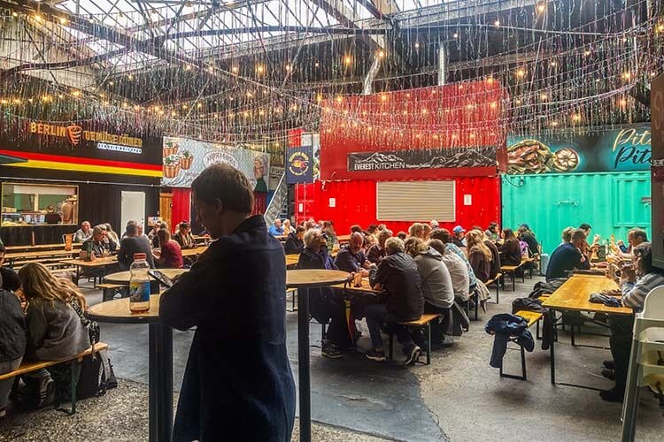 Spiseomraade med lyskaeder i Aarhus Street Food » Aarhus Inside Aarhus Street Food