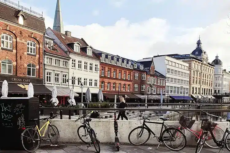 Skab stærke relationer gennem teambuilding i Aarhus - sponseret