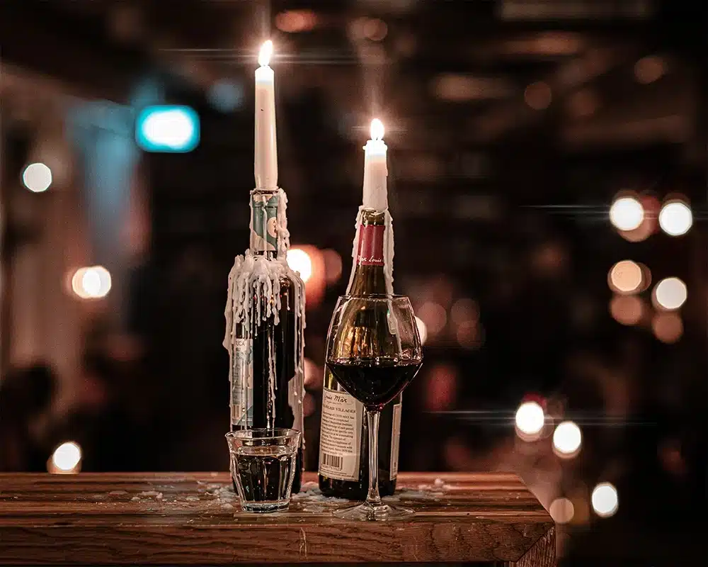 Pica Pica Vinbar - Vin Pica Pica Vinbar - lys i flasker og vin i glasset