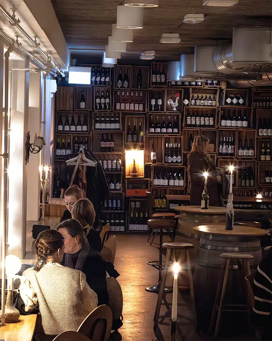 Pica Pica Vinbar - Vindue Pica Pica Vinbar - gæster og lokalet