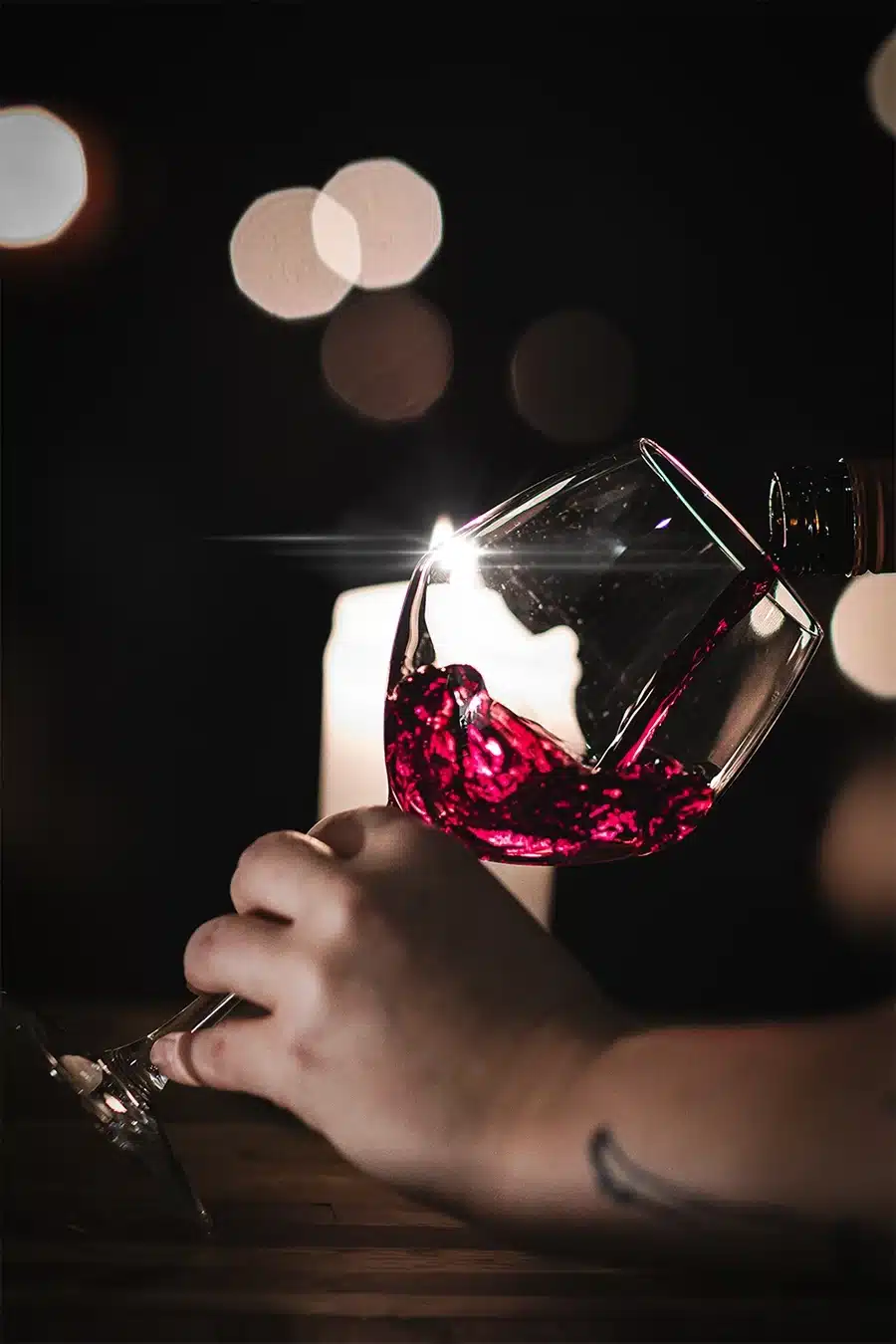 Pica Pica Vinbar - hælde vin Pica Pica Vinbar - vin hældes op