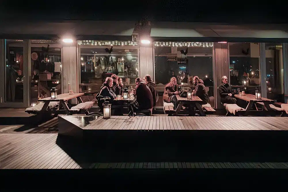 Pica Pica Vinbar - terrasse Pica Pica Vinbar - terrassen med gæster