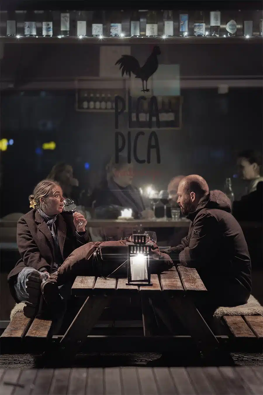 Pica Pica Vinbar - udendørs Pica Pica Vinbar - gæster sidder udenfor