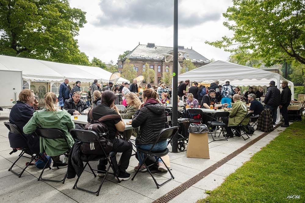 SAND samlede hjemløse og udsatte til sommerfest med musik og mad med mening