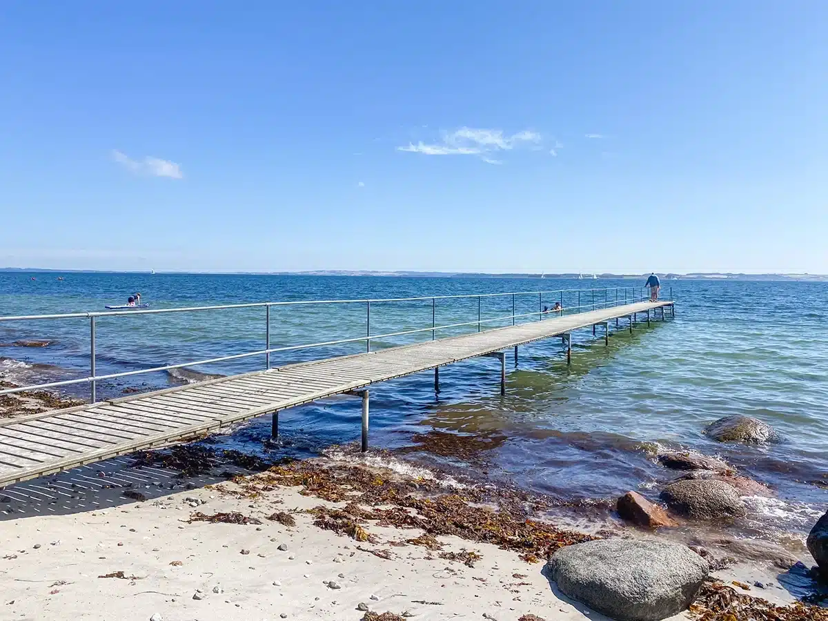 Lang badebro ud i Aarhusbugten ved Åkrogen Strandpark