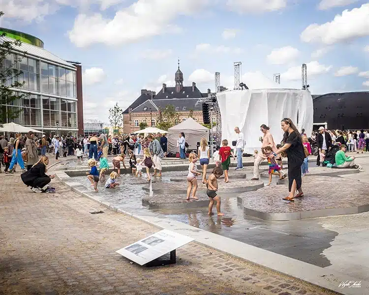 Glade børn i springvand i Musikhusparken