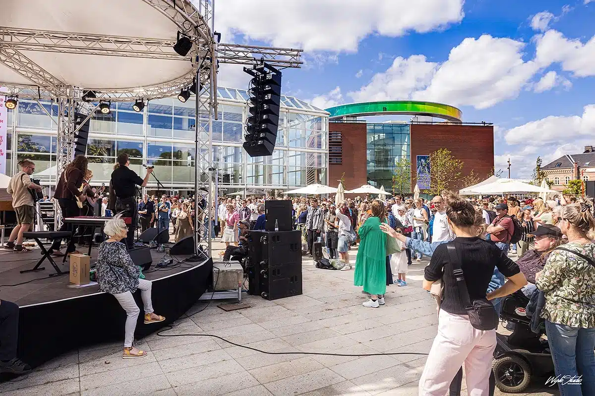 Publikum foran scenen og ARoS i Musikhusparken