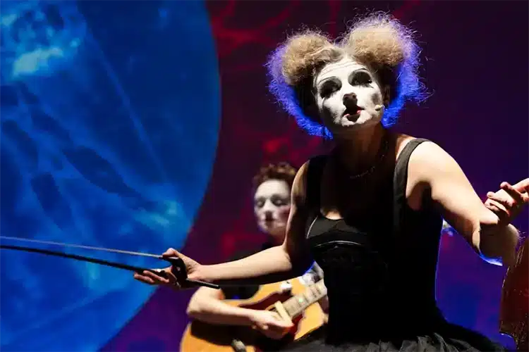 Stupid Life – grotesk kabaret om krig, frihed og galgenhumor