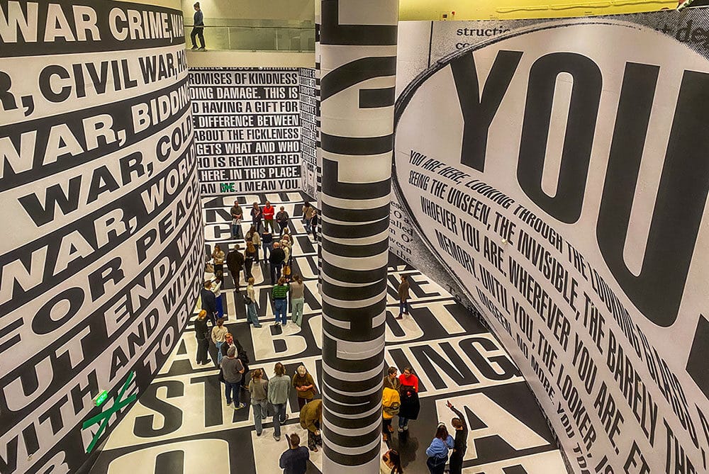Fernisering på ARoS – Barbara Kruger sætter tankerne i gang