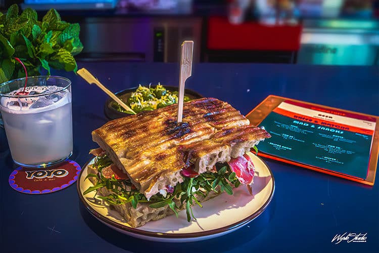 YoYo Café og Bar med retrostemning og uformel varme midt i Aarhus