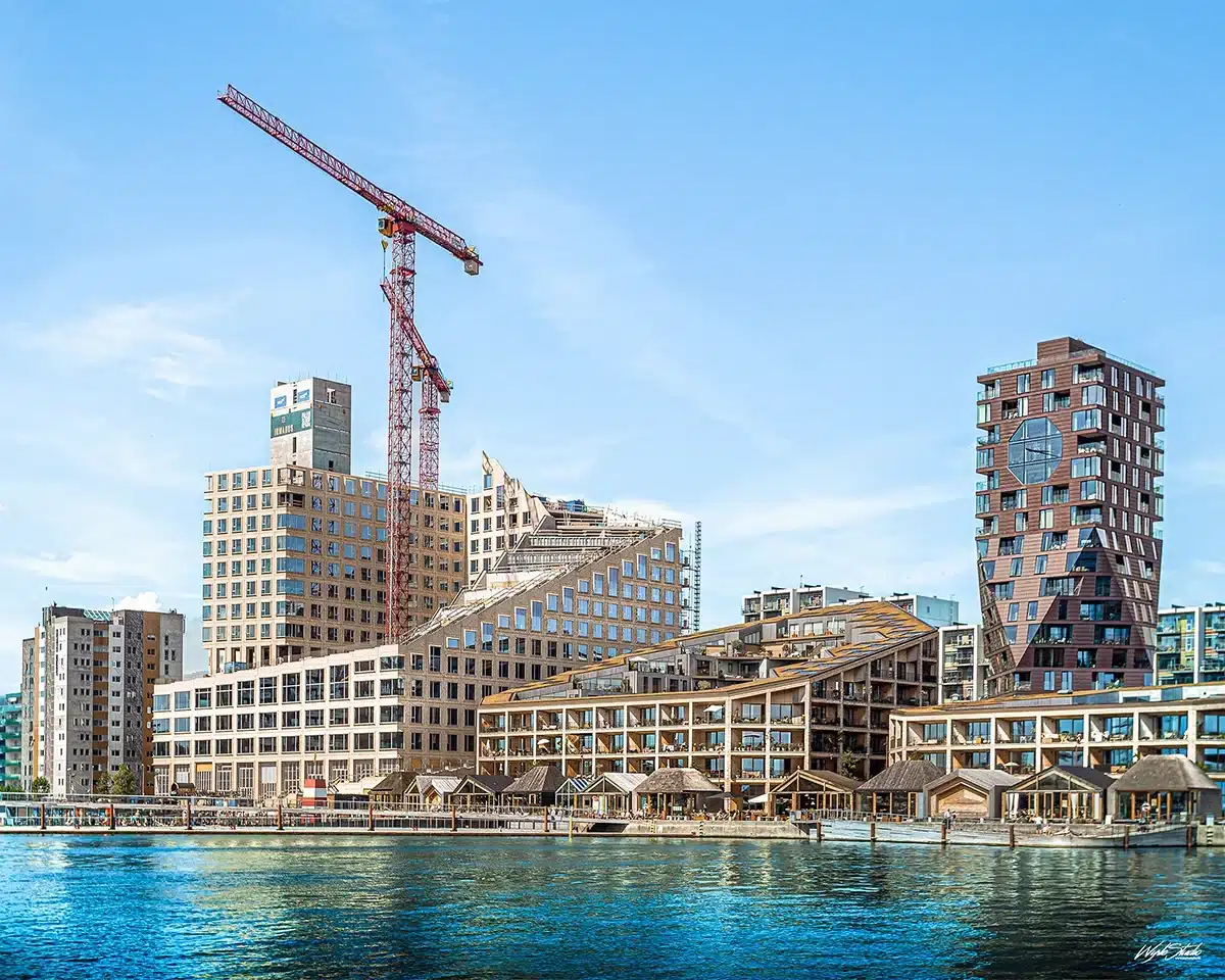 Aros Cruises passerer byggerier på Aarhus Ø