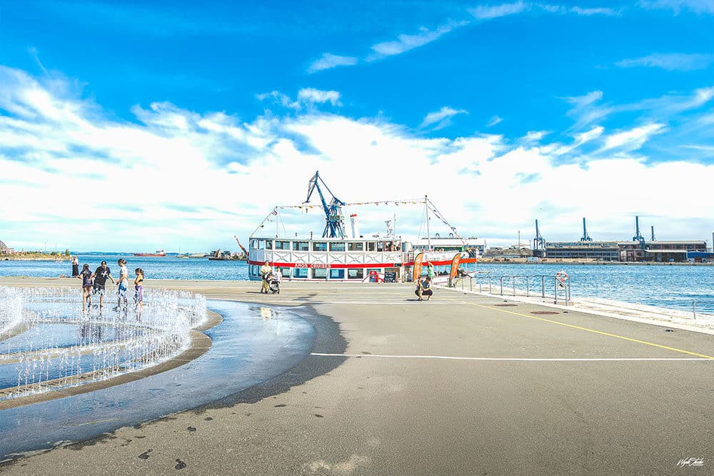 Aros Cruises ved kajen ved springvand