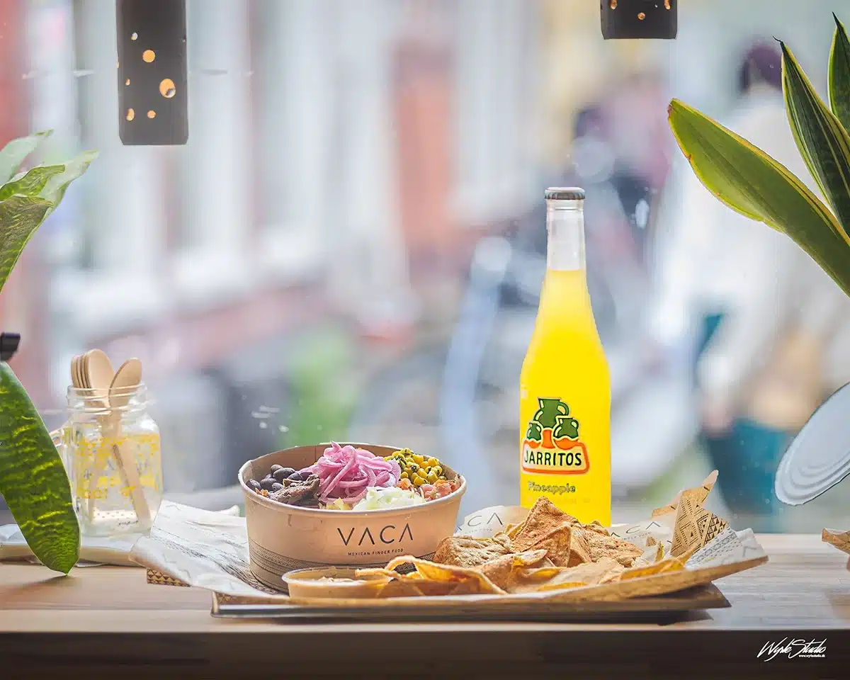 Burrito bowl og Jarritos-sodavand hos VACA