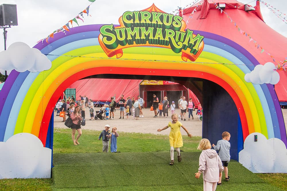 Cirkus Summarum 2025 på Tangkrogen – Sådan føles det at gå ind i Ramasjang