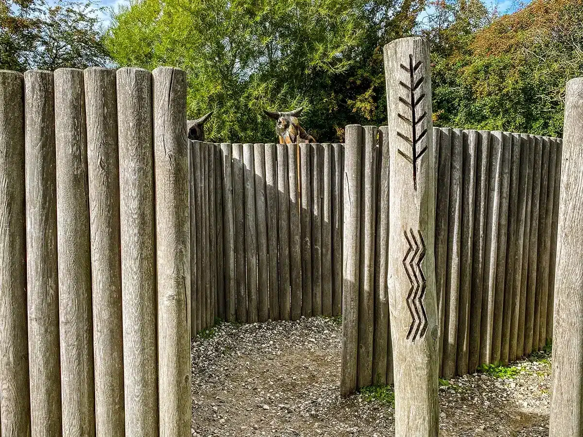 Egå Engsø shelter med labyrintpalissader