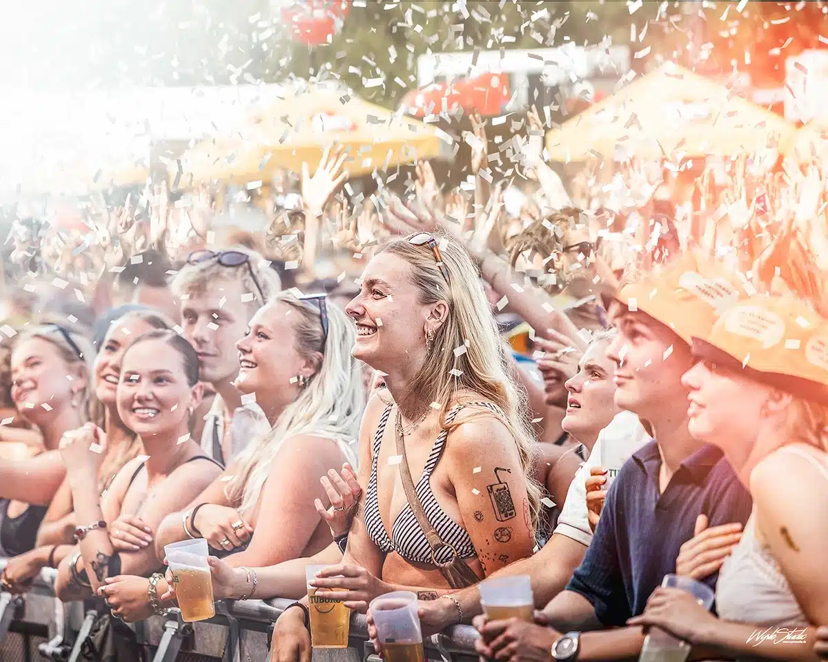 Gæster foran scene med konfetti på Grøn 2025