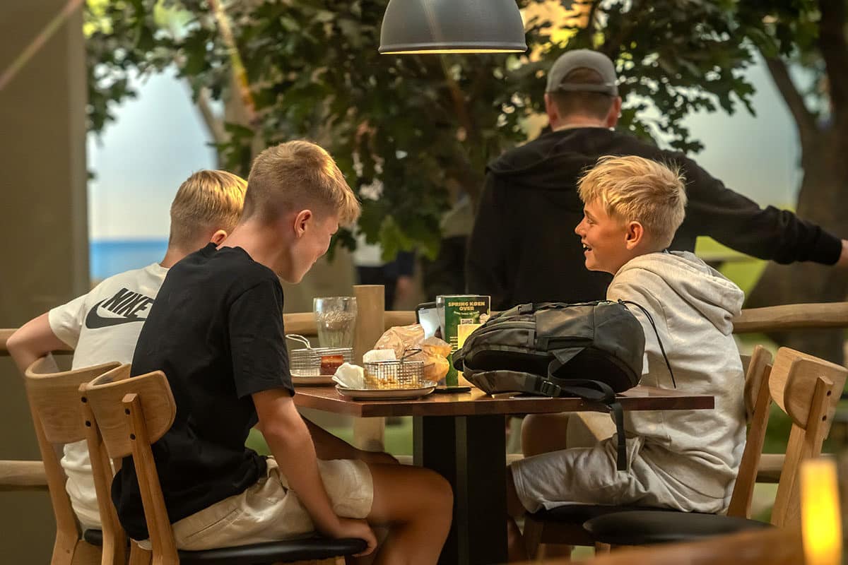 Golfskoven med drenge der griner - Oplevelser i Aarhus med teenagere