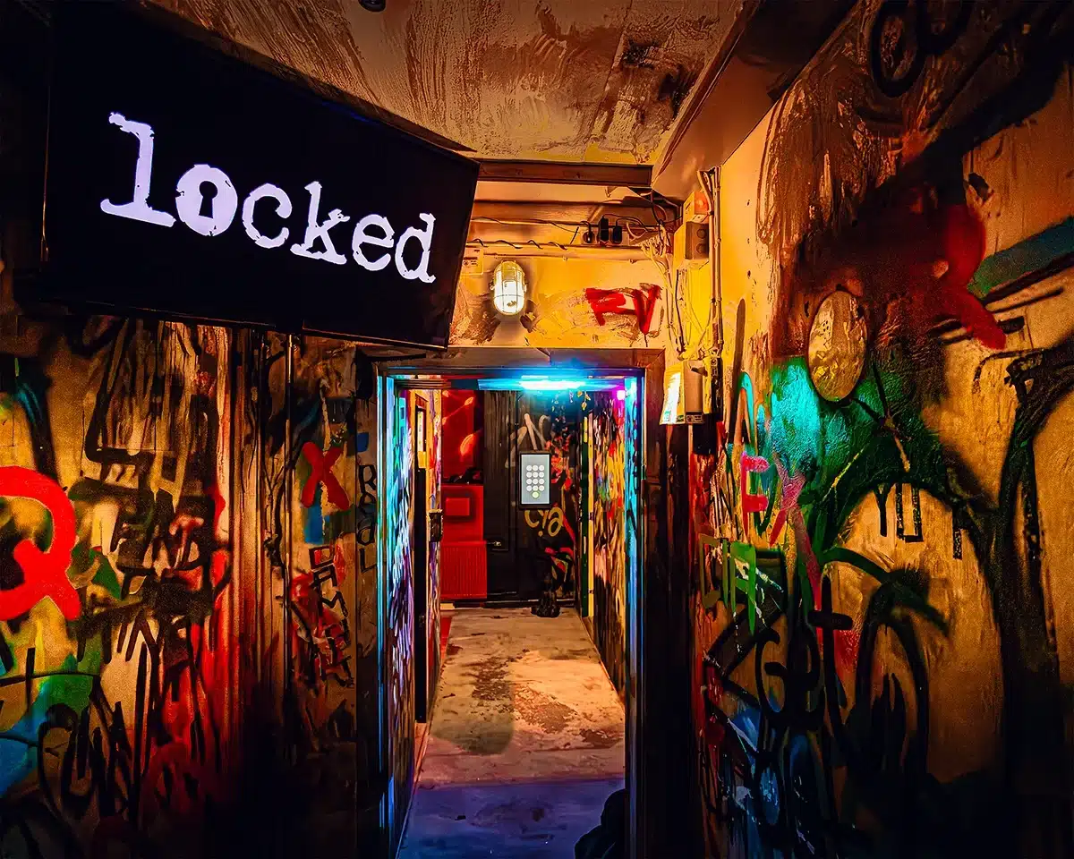 Indgangen til Locked med farverigt graffitiunivers Indgangen til Locked med farverigt graffitiunivers