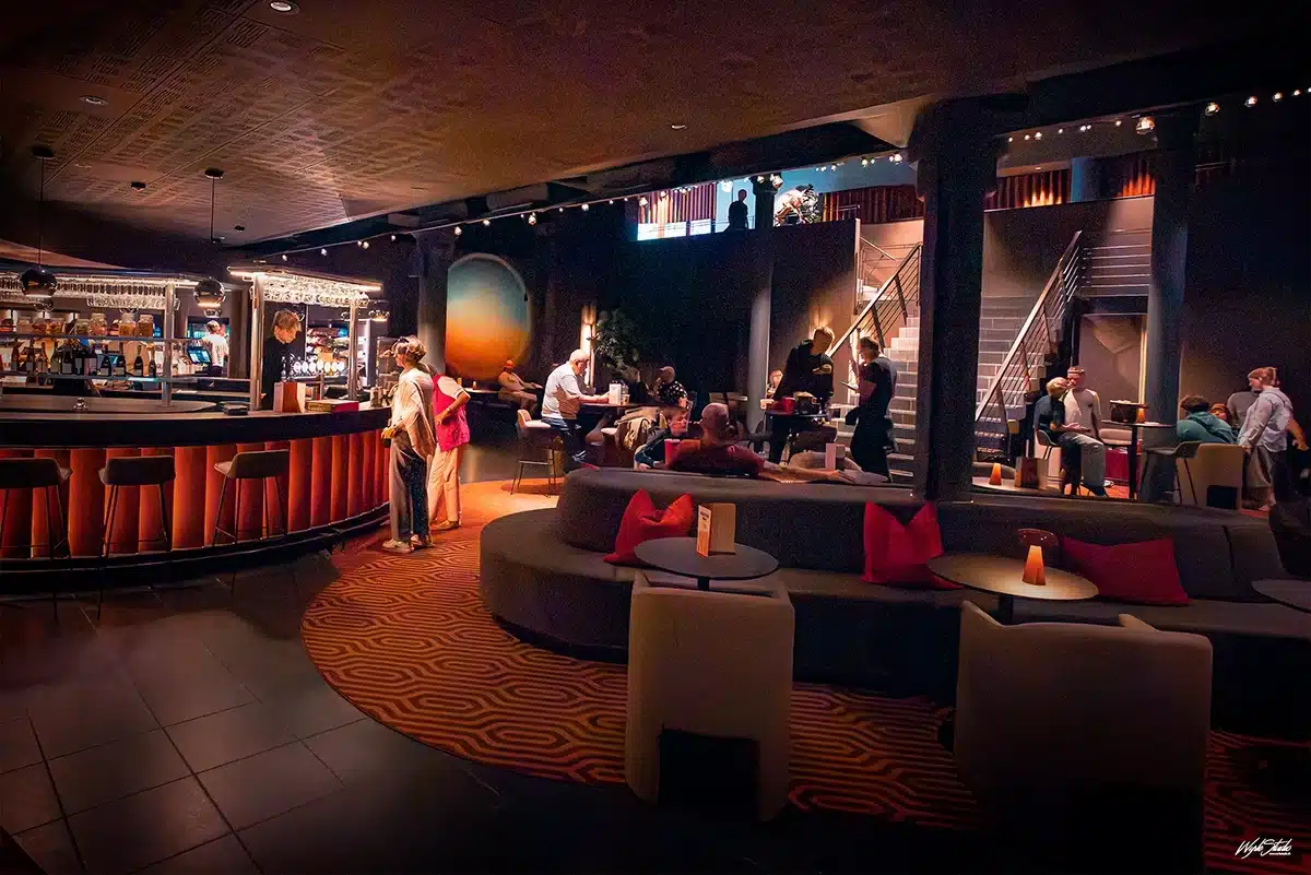 Loungeområde i Nordisk Film Aarhus med bar og gæster