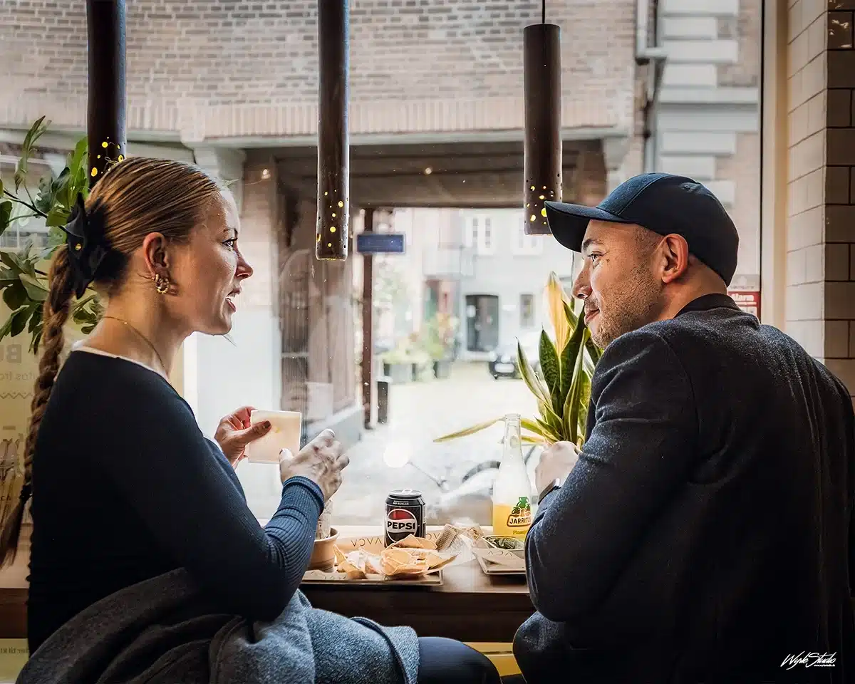 Par nyder mad ved vinduesplads hos VACA