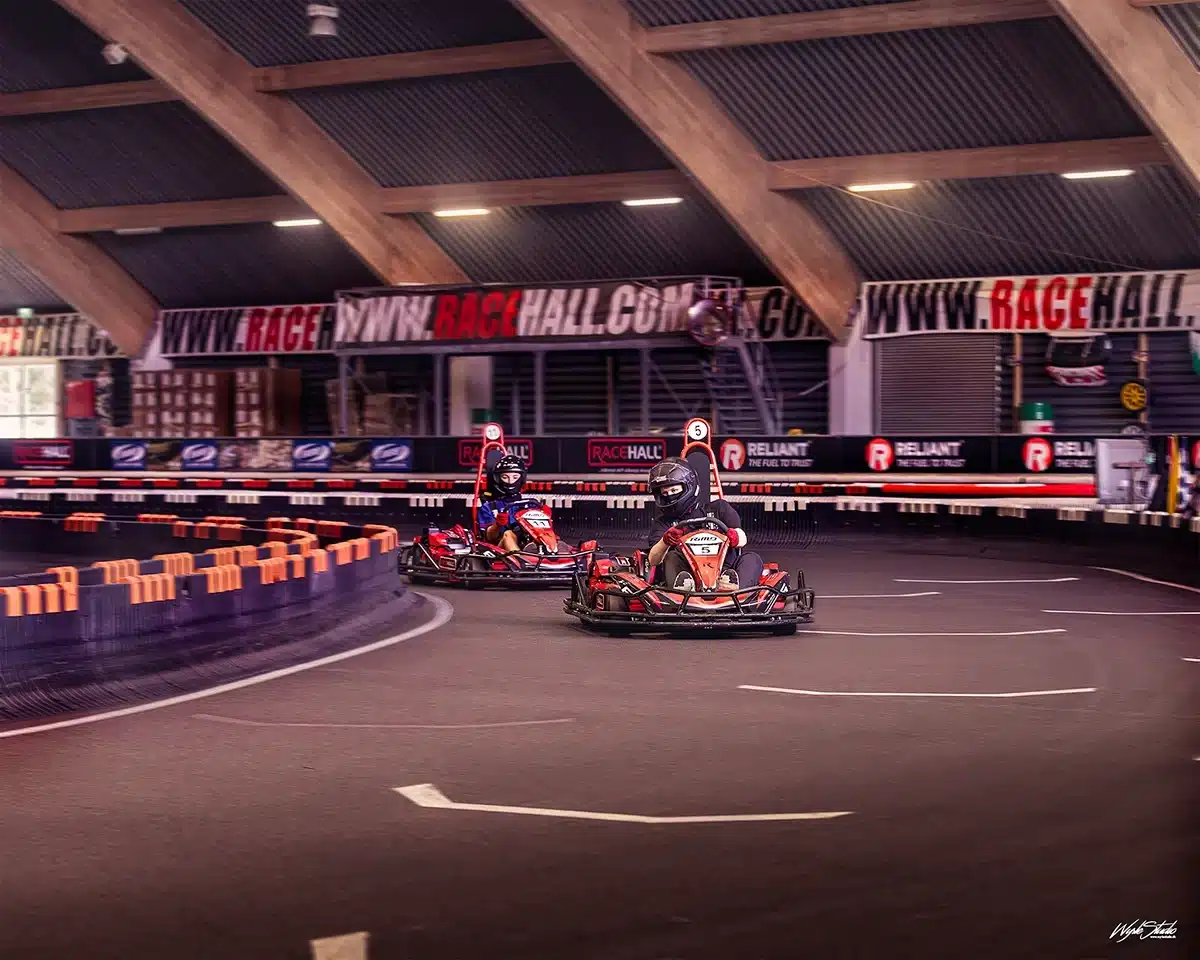Racehall gokarts i sving på banen