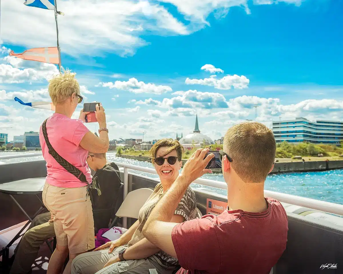 Smil og mobilfotos ombord Aros Cruises