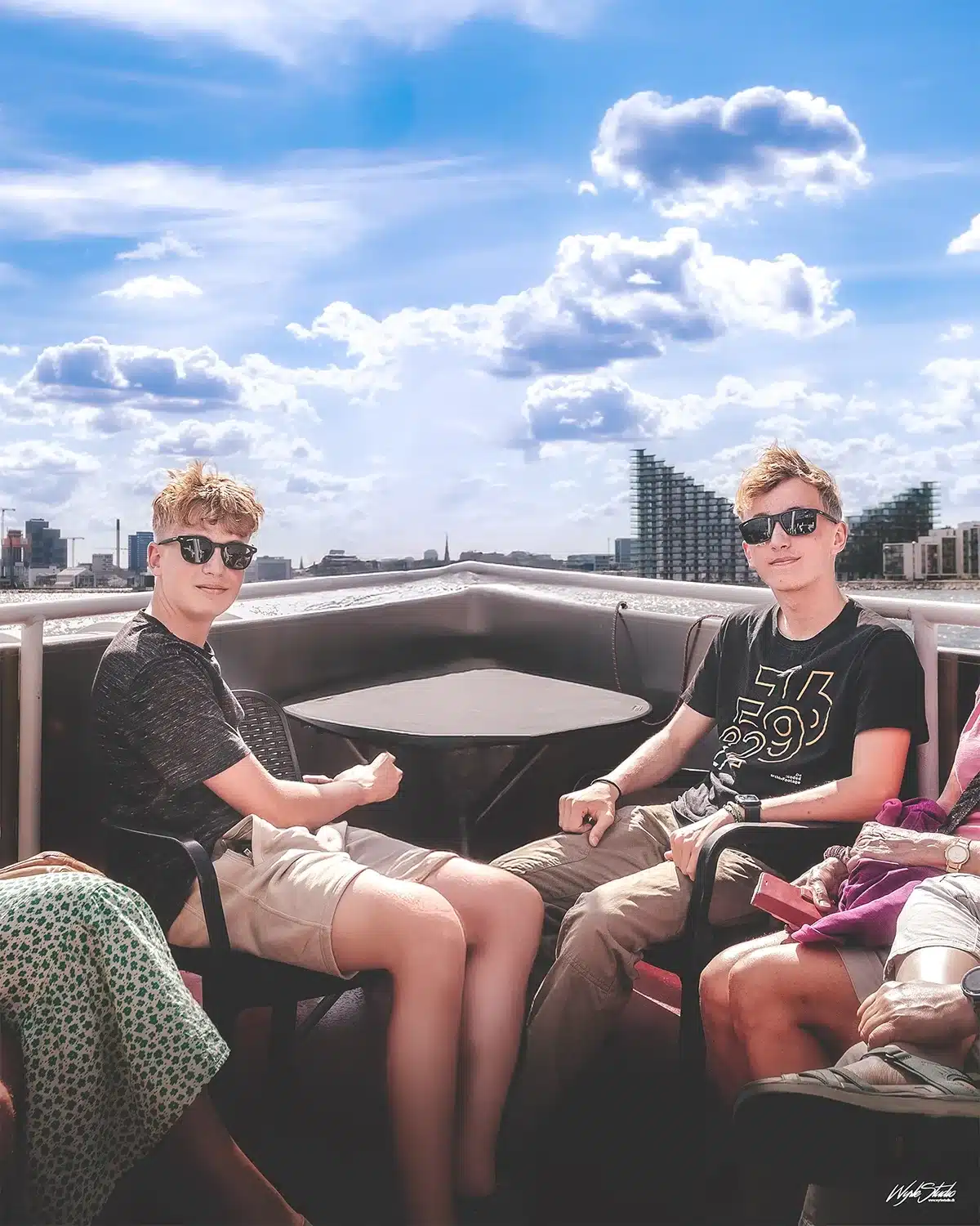 To teenagere sidder forrest på Aros Cruises