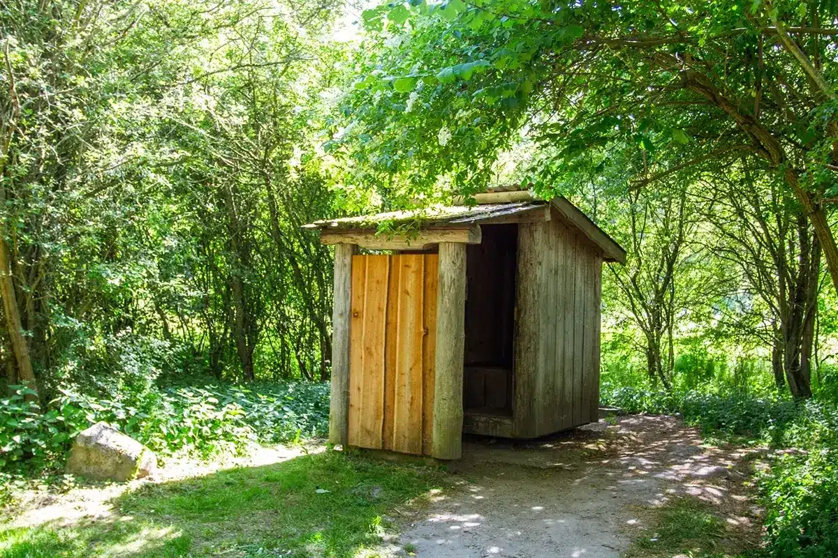 Udendørs toilet tæt på Egå Engsø shelter