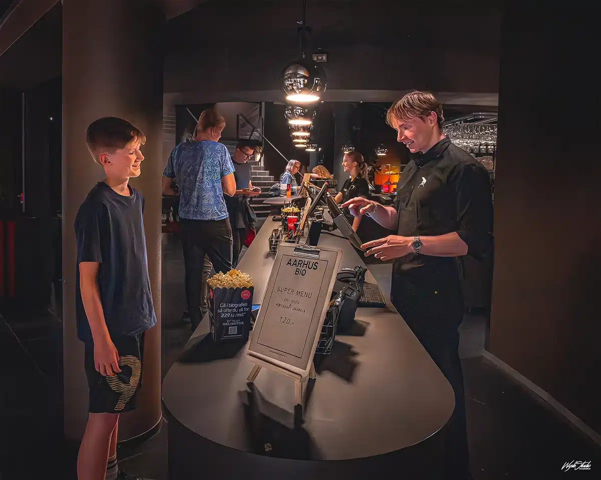 Ung gæst møder personale hos Aarhus Bio