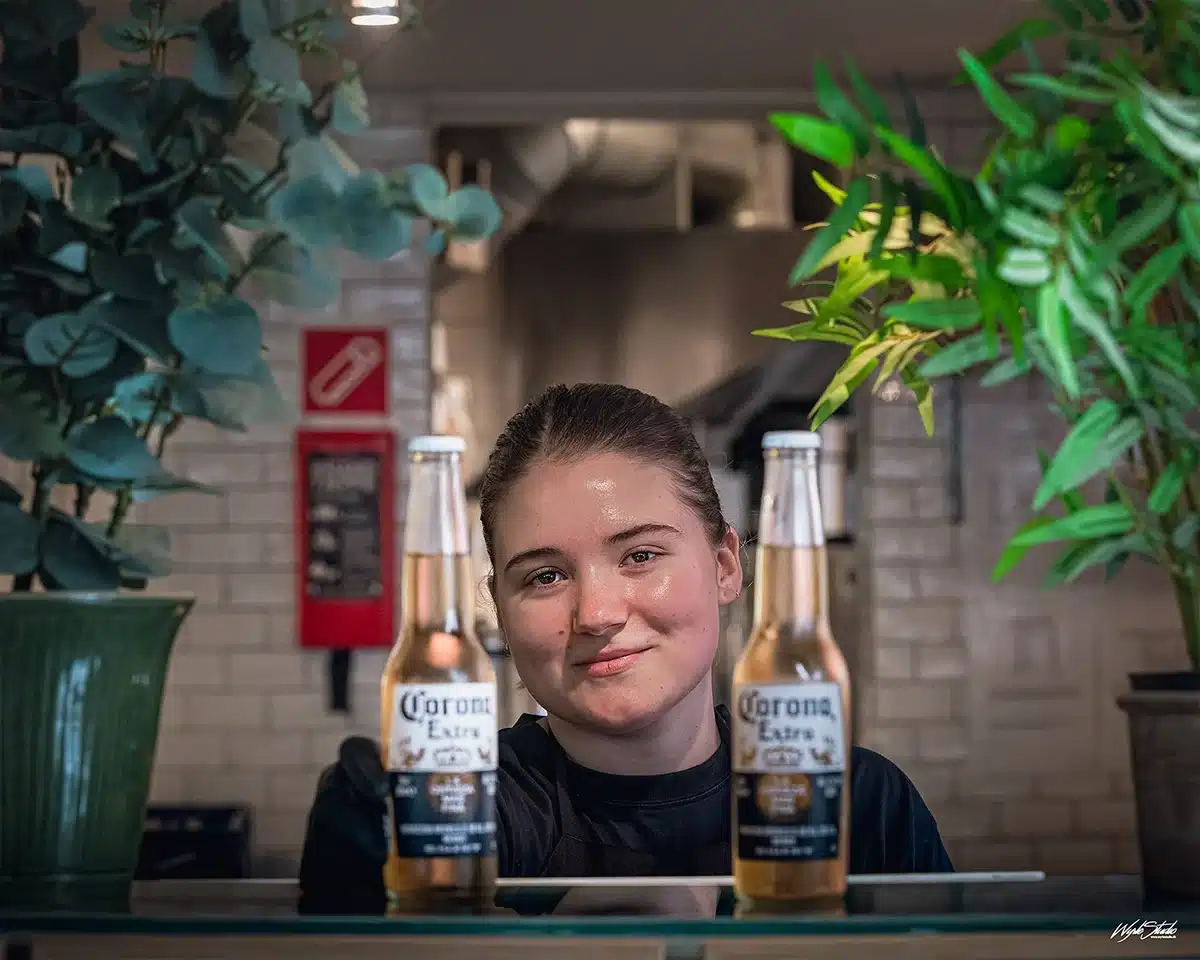 VACA-medarbejder bag disken med Corona-øl