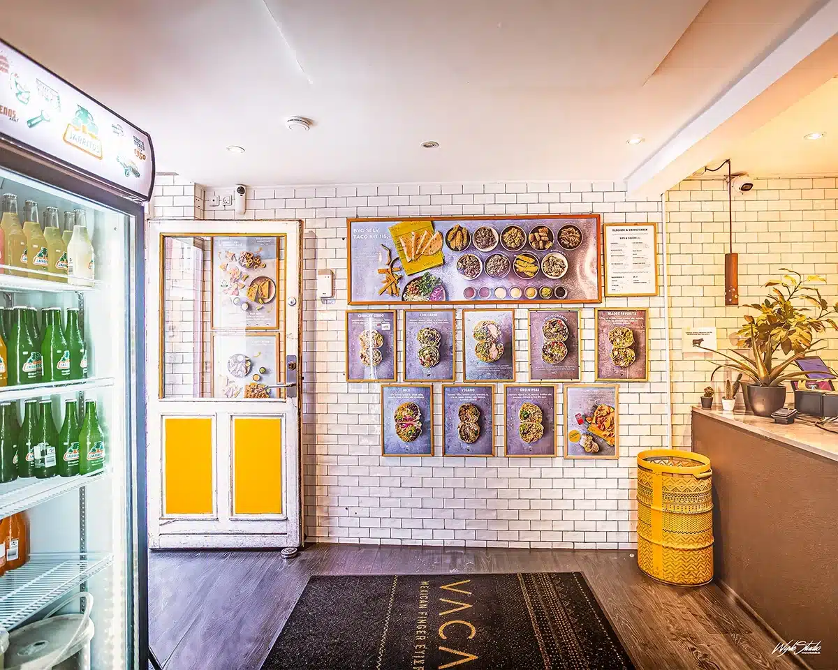 VACA’s menuoversigt og farverige vægplakater