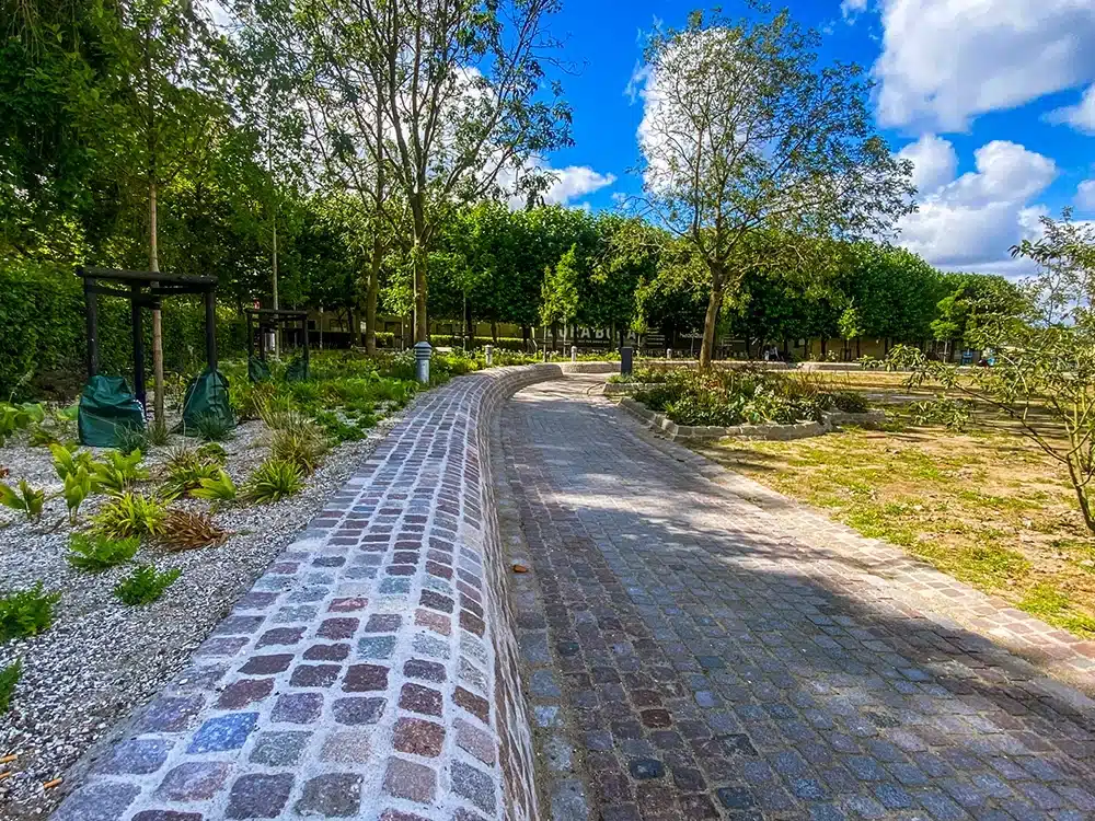 Brostenssti gennem grønne områder i Musikhusparken