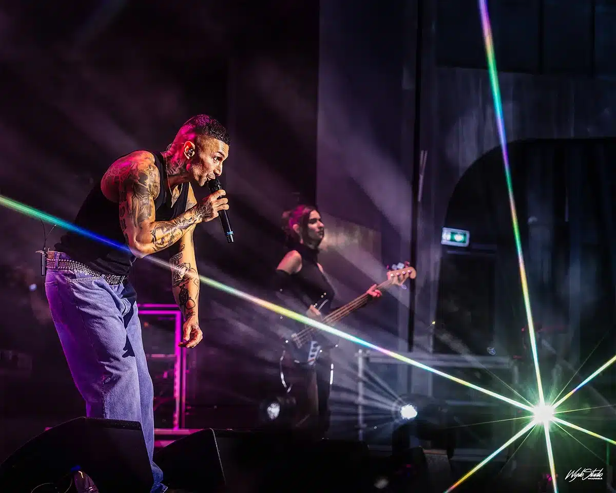 Burhan G i laserlys, mens publikum sang med på hvert eneste hit.