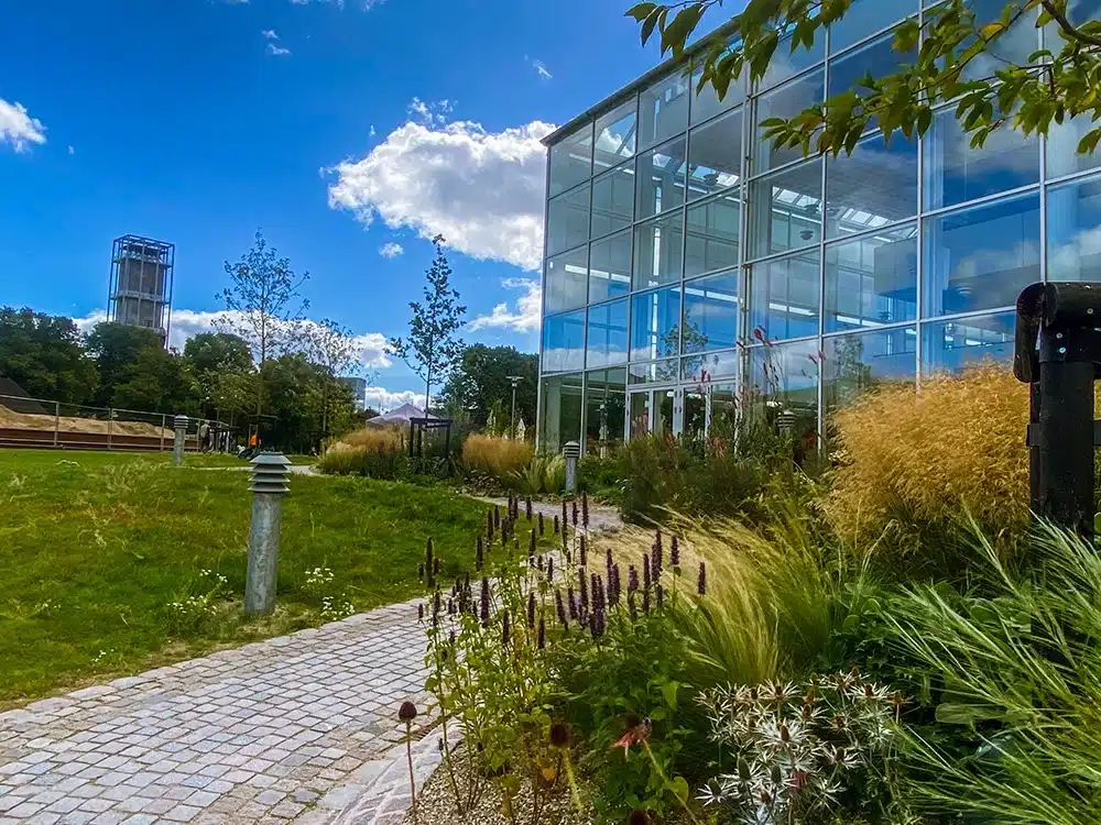 Musikhusparken med blomster, græsser og kunstværk