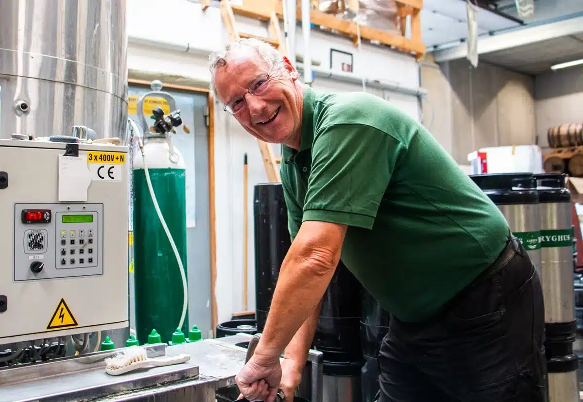 Niels Buchwald arbejder ved brygudstyr på Aarhus Bryghus