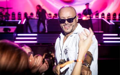 Rene Dif smilende blandt publikum i Tivoli Friheden raekker haanden ud til fans foran den farverige Aqua scene » Aarhus Inside Aqua forvandlede Friheden til et farverigt popshow