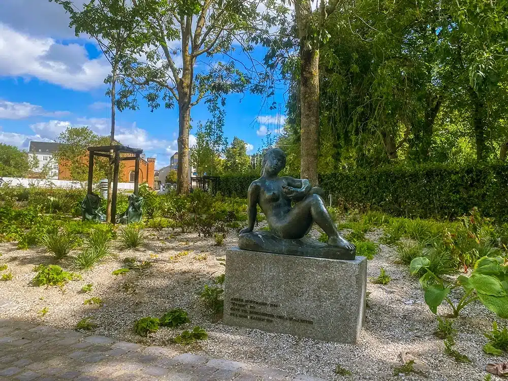 Skulptur i parkens grønne område Musikhusparken
