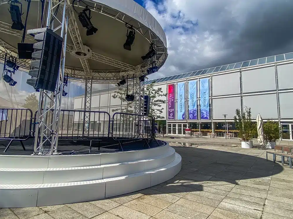 Sommerscene foran Musikhuset i Musikhusparken