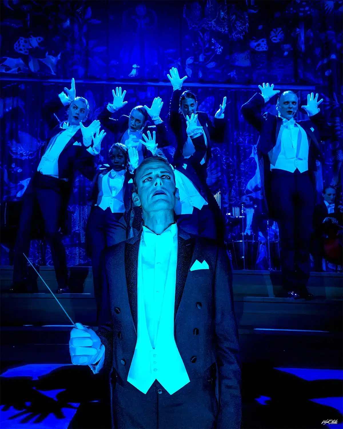 Thomas Helmig teaterkoncert på Aarhus Teater med ensemblet samlet på scenen i blå belysning Thomas Helmig teaterkoncert på Aarhus Teater med ensemblet samlet på scenen i blå belysning