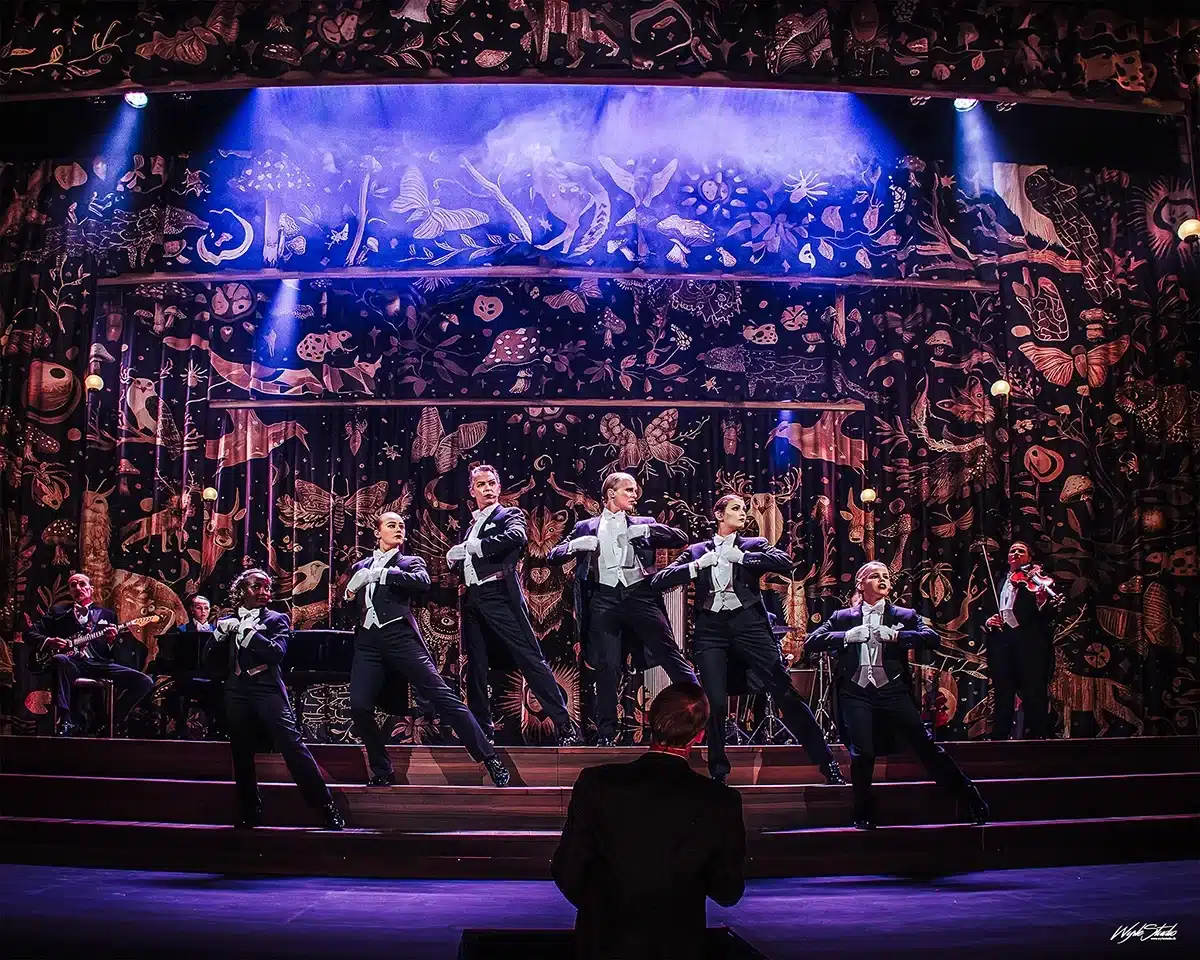 Thomas Helmig teaterkoncert på Aarhus Teater med ensemblet samlet på scenen Thomas Helmig teaterkoncert på Aarhus Teater med ensemblet samlet på scenen