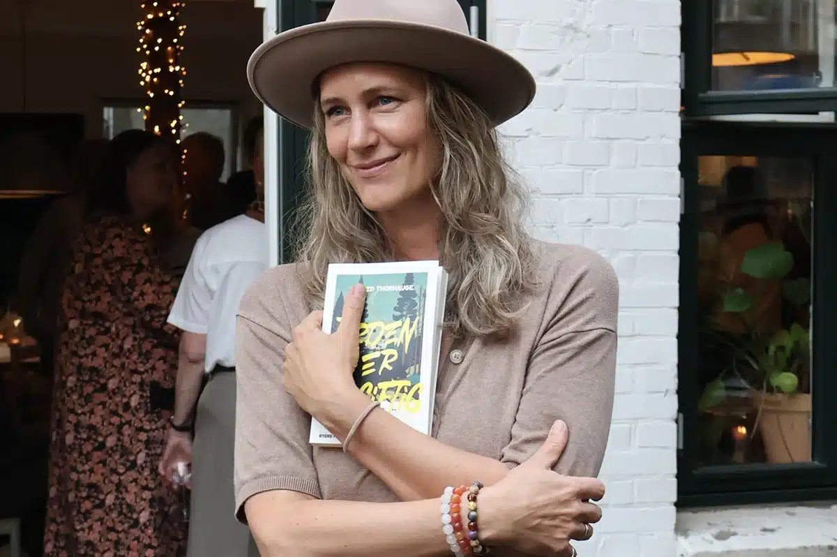 Astrid Thorhauge holder Jorden er giftig foran café