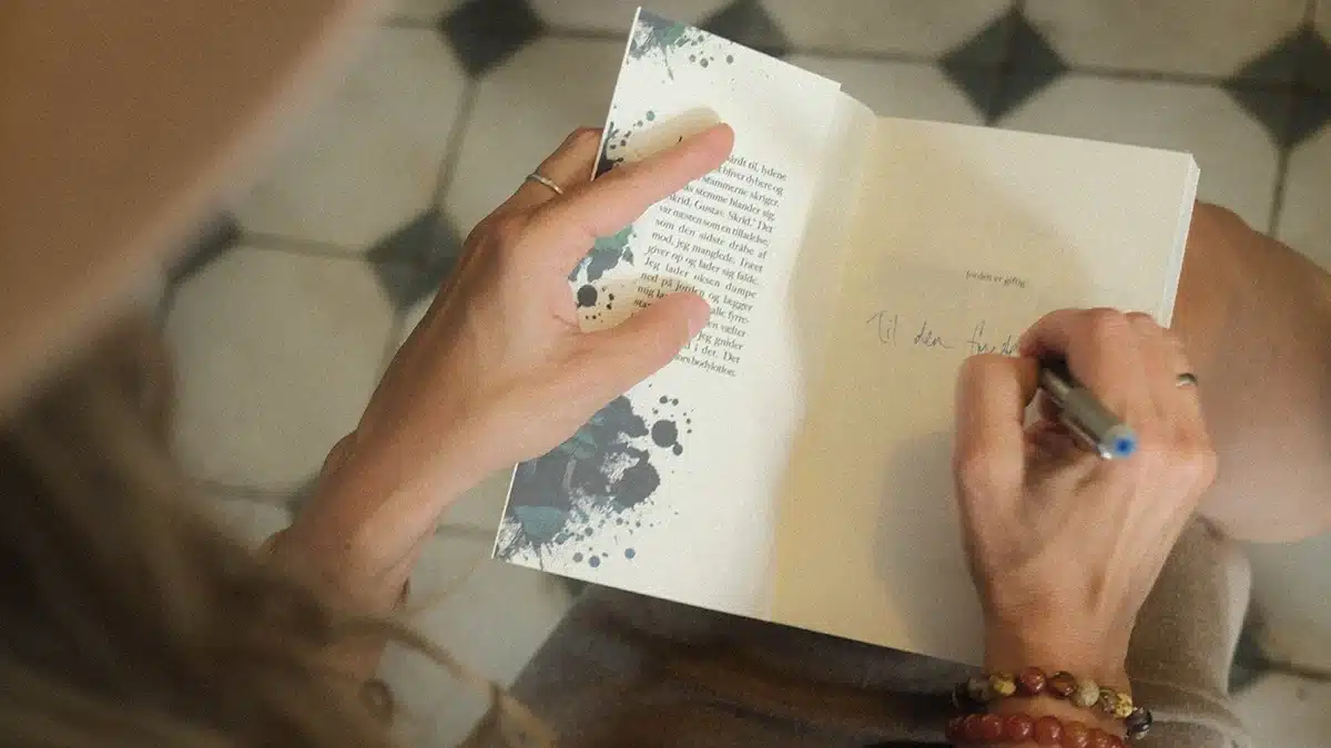 Bogsignering af Jorden er giftig med personlig hilsen