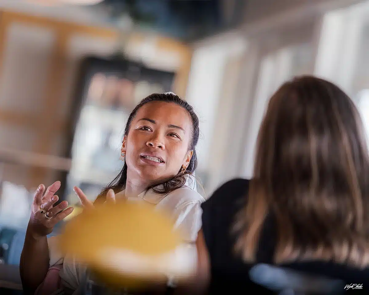 Dak Wichangoen forklarer engageret under samtale Dak Wichangoen forklarer engageret under samtale