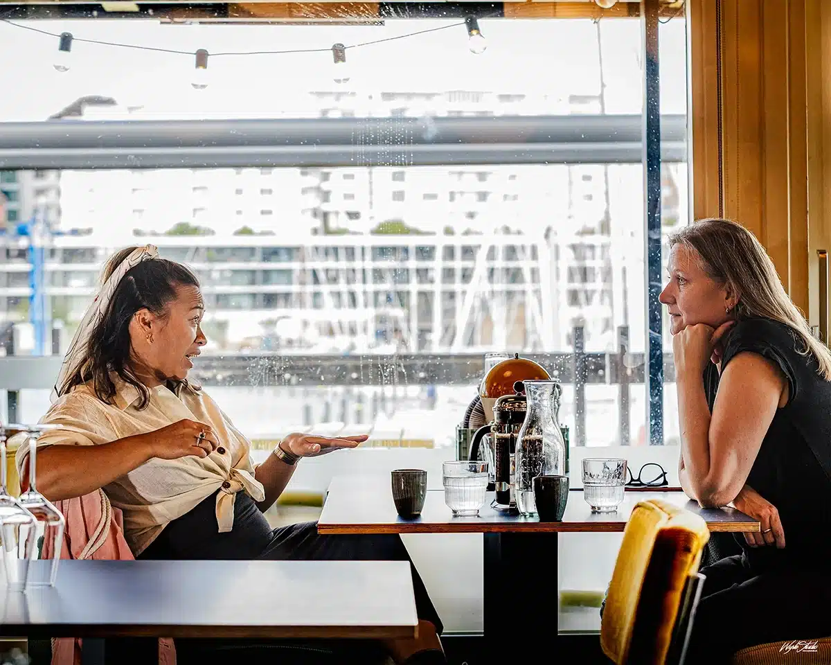 Dak Wichangoen gestikulerer ivrigt ved bordet Dak Wichangoen gestikulerer ivrigt ved bordet